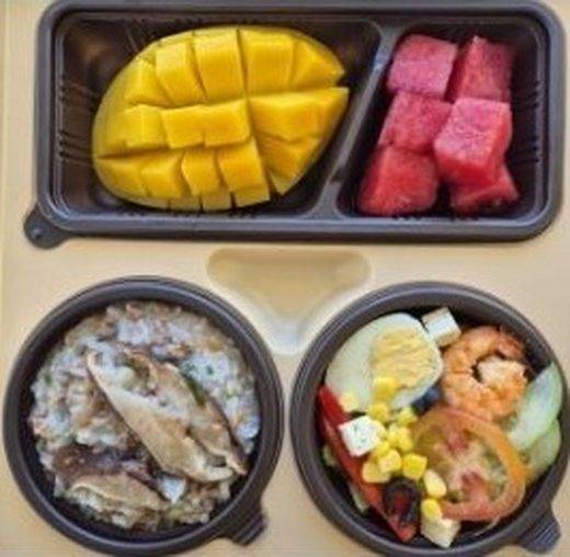 망고와 수박, 닭고기 죽, 새우 샐러드로 차린 아침