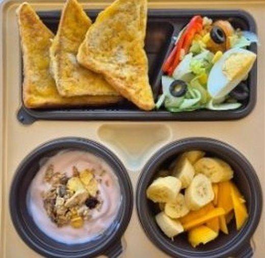 프렌치토스트와 샐러드, 요거트, 과일로 차린 아침