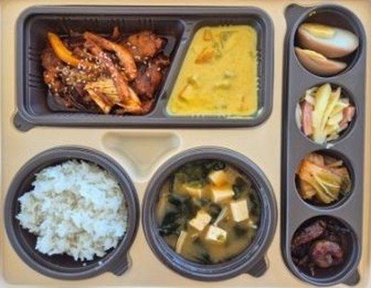 제육볶음과 카레, 흰밥, 된장국, 반찬 네 가지 도시락
