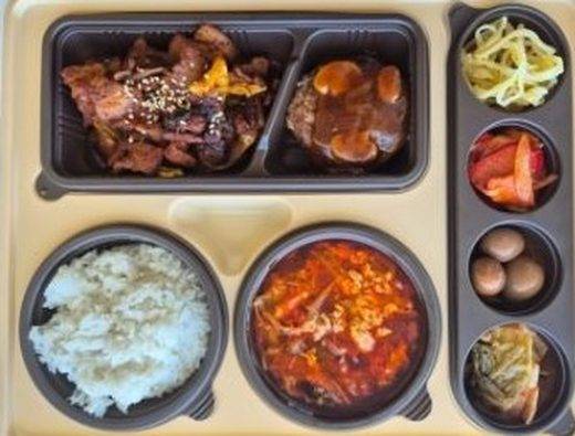 돼지갈비와 함박스테이크, 흰밥, 순두부찌개 도시락