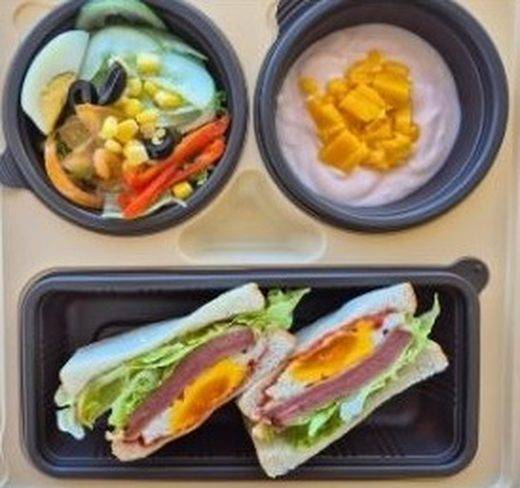 샌드위치와 샐러드, 망고 요거트로 차린 아침