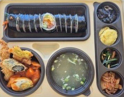 김밥과 모둠 튀김, 맑은 국, 반찬 도시락