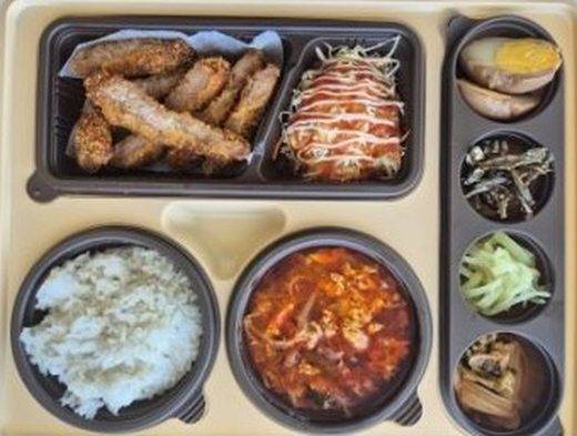 생선가스와 오코노미야키, 흰밥, 순두부찌개 도시락